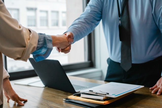 High-bay warehouse with pallets and transport systems, illustrating flexible integration of robots into existing environments.